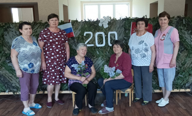 Их оружие — забота: жительницы Красного Луча сплели 200 сетей для солдат